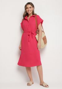 Born2be - Czerwona Sukienka z Bawełną i Ozdobnym Paskiem Savanire. Okazja: na co dzień. Kolor: czerwony. Materiał: bawełna. Typ sukienki: koszulowe. Styl: elegancki, casual, klasyczny #5