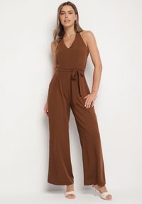 Born2be - Brązowy Taliowany Kombinezon z Paskiem Wiązaniem i Odkrytymi Plecami Malurea. Okazja: na co dzień, na imprezę. Kolor: brązowy. Materiał: jeans. Sezon: lato. Styl: casual