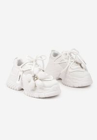 Born2be - Białe Sneakersy na Grubej Podeszwie z Podwójnymi Sznurówkami i Kwiatową Aplikacją Maretina. Nosek buta: okrągły. Zapięcie: sznurówki. Kolor: biały. Materiał: materiał. Wzór: kwiaty, aplikacja. Obcas: na obcasie. Wysokość obcasa: niski