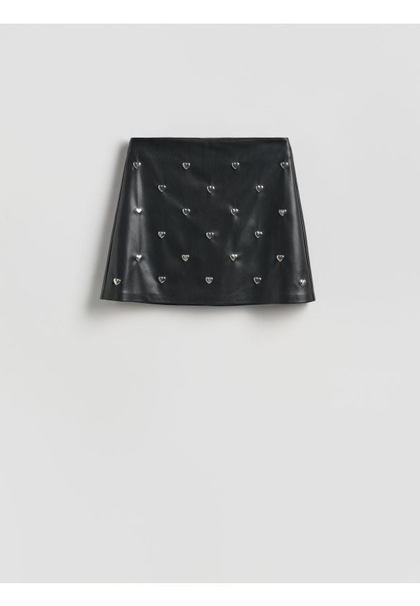 Reserved - Spódnica mini z sercami - czarny. Kolor: czarny. Materiał: skóra