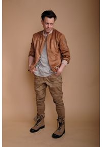 Hultaj Polski - Rockersy Pustynne męskie. Okazja: na co dzień. Materiał: tkanina, skóra, len, bawełna, elastan. Wzór: aplikacja, moro. Sezon: lato. Styl: klasyczny, casual, militarny, rockowy