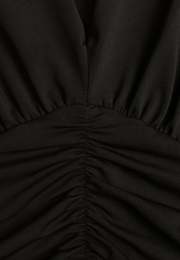 Renee - Czarna Taliowana Sukienka Longsleeve z Wiskozą z Marszczeniem i Dekoltem V Elirie. Okazja: na randkę, na imprezę. Kolor: czarny. Materiał: wiskoza. Długość rękawa: długi rękaw. Typ sukienki: oversize