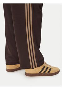 Adidas - adidas Spodnie dresowe adicolor Spacer KS7432 Brązowy ciemny Baggy Fit. Kolor: brązowy. Materiał: bawełna. Sport: turystyka piesza #4