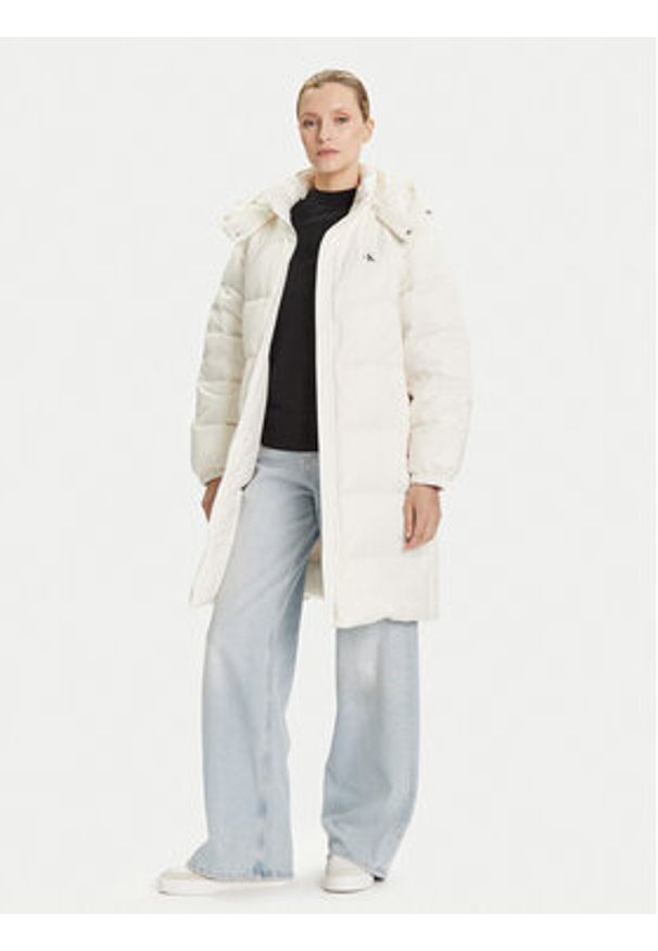 Calvin Klein Jeans Płaszcz zimowy Essential LV047D502G Beżowy Regular Fit. Kolor: beżowy. Materiał: syntetyk. Sezon: zima