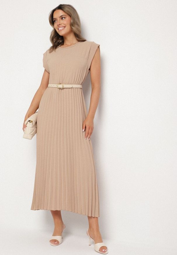 Born2be - Beżowa Plisowana Sukienka Mavence. Okazja: na co dzień. Kolor: brązowy. Wzór: nadruk. Styl: casual, klasyczny