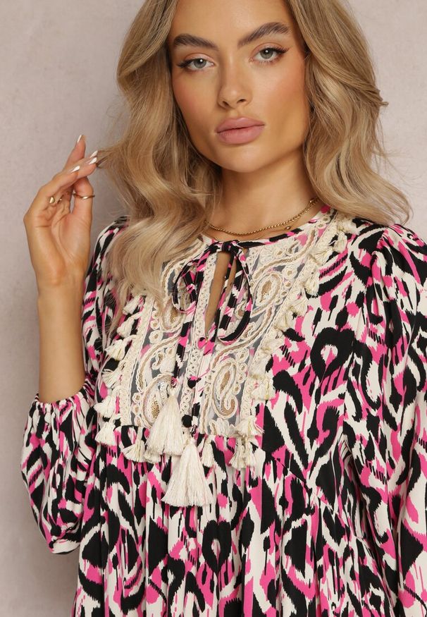 Renee - Fuksjowa Sukienka Rozkloszowana Maxi z Falbanką Maruerilla. Kolor: różowy. Materiał: tkanina. Długość: maxi