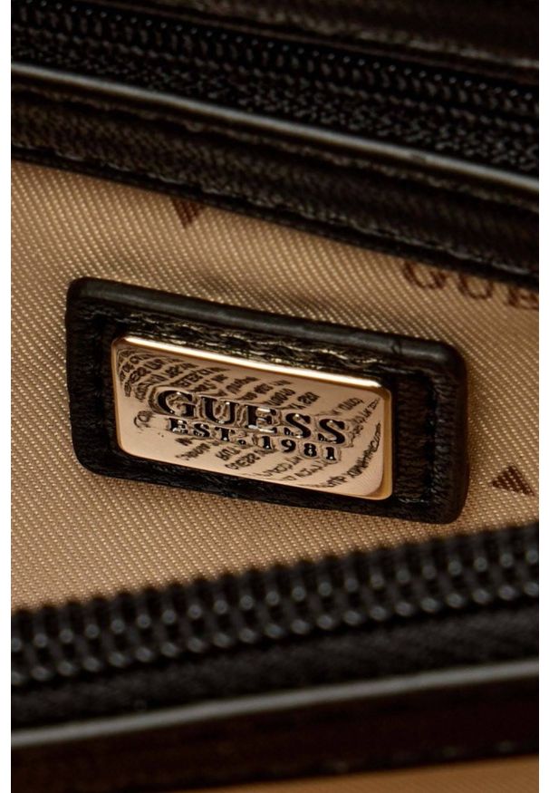 Guess - GUESS Czarna kopertówka damska Adelasia Cnvrtble. Kolor: czarny. Materiał: skórzane. Rodzaj torebki: na ramię