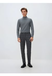 Reserved - Spodnie slim fit w kratę - ciemnoszary. Kolor: szary. Materiał: wiskoza, tkanina #1