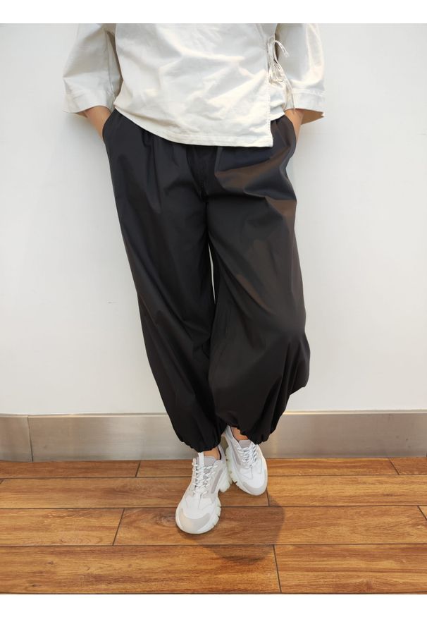 Czarne spodnie ze ściągaczem w pasie Liviana Conti. Kolor: czarny. Materiał: bawełna, elastan, poliamid