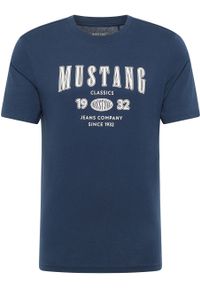 Mustang - MUSTANG AUSTIN MĘSKI T-SHIRT KOSZULKA NADRUK DRESS BLUES 1014938 5334. Wzór: nadruk