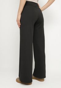 Born2be - Czarne Szerokie Spodnie z Bawełną i Wysokim Stanem Alisetia. Okazja: na co dzień. Stan: podwyższony. Kolor: czarny. Materiał: bawełna. Styl: casual, elegancki #4