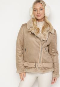 Born2be - Beżowa Kurtka Pilotka z Asymetrycznym Zapięciem i Futerkiem Simuna. Okazja: na co dzień. Kolor: beżowy. Materiał: futro. Styl: casual, elegancki #5