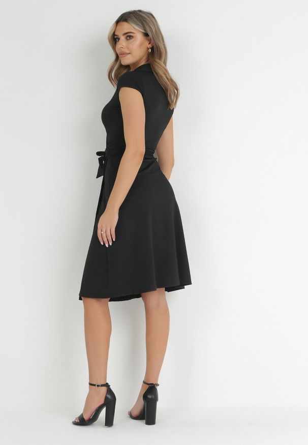 Born2be - Czarna Kopertowa Sukienka Midi Wiązana w Talii Mayella. Okazja: na spotkanie biznesowe, do pracy, na co dzień. Typ kołnierza: dekolt w kształcie V. Kolor: czarny. Typ sukienki: kopertowe. Styl: elegancki, casual, biznesowy. Długość: midi