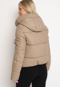 Born2be - Ciemnobeżowa Prosta Kurtka Pikowana z Kapturem i Kieszeniami Mirilda. Okazja: na spacer, na co dzień. Typ kołnierza: kaptur. Kolor: beżowy. Materiał: jeans. Sezon: zima. Styl: klasyczny, casual, elegancki #2