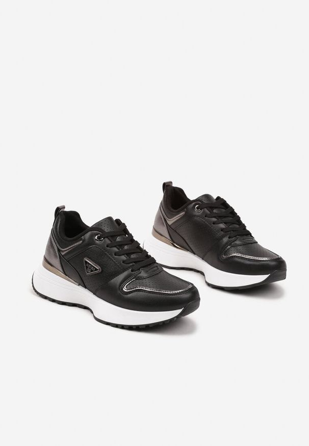 Renee - Czarne Sneakersy Ozdobione Perforacją i Geometryczną Aplikacją Senilanea. Okazja: na co dzień. Kolor: czarny. Materiał: jeans. Wzór: aplikacja, geometria