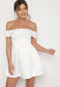 Born2be - Biała Satynowa Sukienka Hiszpanka Vices z Kwiatowymi Aplikacjami Fennalisa. Okazja: na ślub cywilny, na wesele, na imprezę. Typ kołnierza: dekolt hiszpanka. Kolor: biały. Materiał: satyna. Wzór: aplikacja, kwiaty. Sezon: lato #5