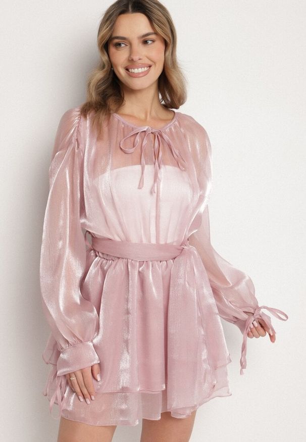 Born2be - Różowa Sukienka Ozdobiona Wiązaniem i Paskiem Nivoren. Okazja: na co dzień. Kolor: różowy. Długość rękawa: długi rękaw. Wzór: aplikacja. Typ sukienki: proste. Styl: casual, elegancki