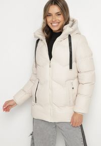 Born2be - Ciemnobeżowa Pikowana Kurtka z Kapturem Ozdobiona Sznurkami Olittia. Okazja: na co dzień. Typ kołnierza: kaptur. Kolor: beżowy. Materiał: jeans. Wzór: aplikacja. Styl: casual #1