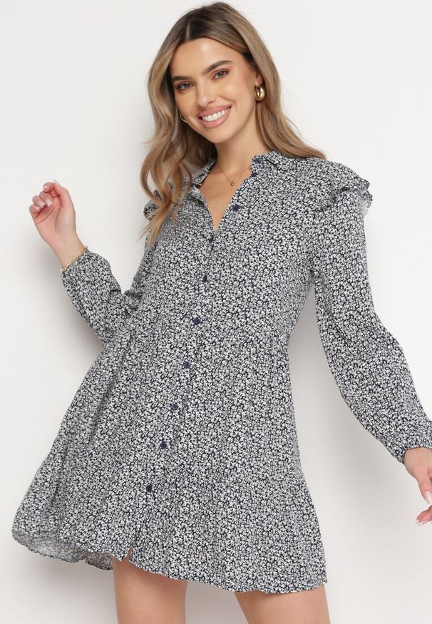 Born2be - Granatowa Rozkloszowana Sukienka Mini w Kwiaty z Falbankami na Ramionach Lorean. Okazja: na spacer, na imprezę. Typ kołnierza: kołnierz z falbankami. Kolor: niebieski. Materiał: materiał. Wzór: kwiaty. Sezon: lato. Styl: elegancki. Długość: mini