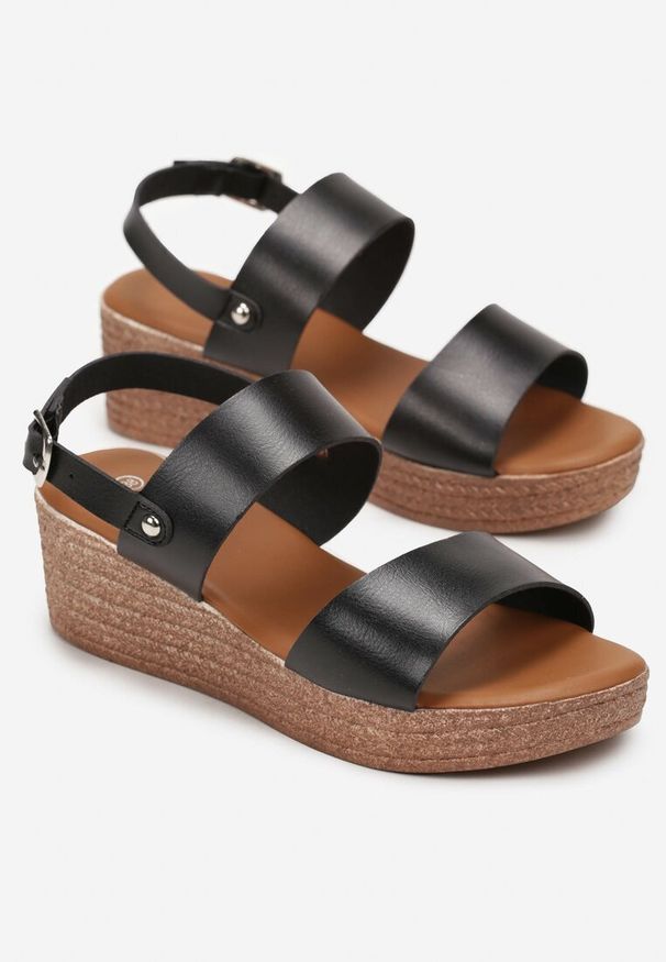 Born2be - Czarne Sandały na Niskim Koturnie ze Sprzączką Minsse. Okazja: na co dzień. Zapięcie: sprzączka. Kolor: czarny. Obcas: na koturnie. Styl: casual