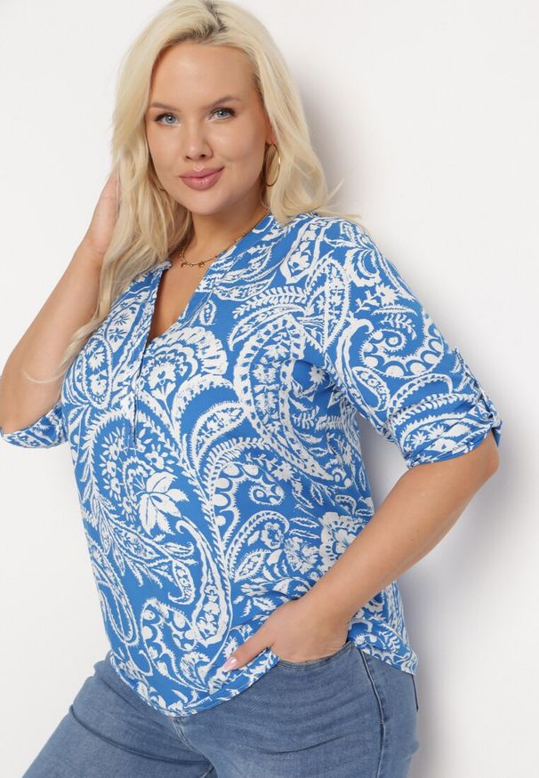 Born2be - Niebiesko-Biała Wiskozowa Bluzka o Luźnym Kroju z Guzikami w Print Paisley Zirlana. Kolor: niebieski. Materiał: wiskoza. Wzór: paisley, nadruk. Sezon: lato