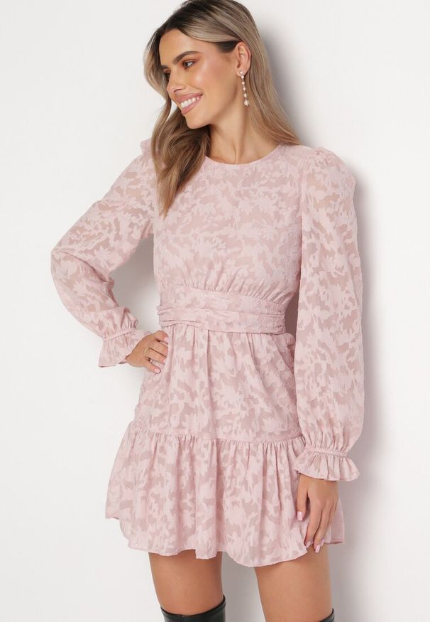 Born2be - Różowa Sukienka Mini z Tkaniny Plumeti i Falbanką Coucile. Okazja: na co dzień, na imprezę, na spacer. Typ kołnierza: kołnierz z falbankami. Kolor: różowy. Wzór: aplikacja. Materiał: tkanina. Długość rękawa: długi rękaw. Sezon: lato. Styl: casual, klasyczny. Długość: mini