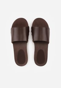 Born2be - Ciemnobrązowe Klapki w Klasycznym Stylu z Nitami Talove. Okazja: na co dzień. Kolor: brązowy. Styl: klasyczny #2