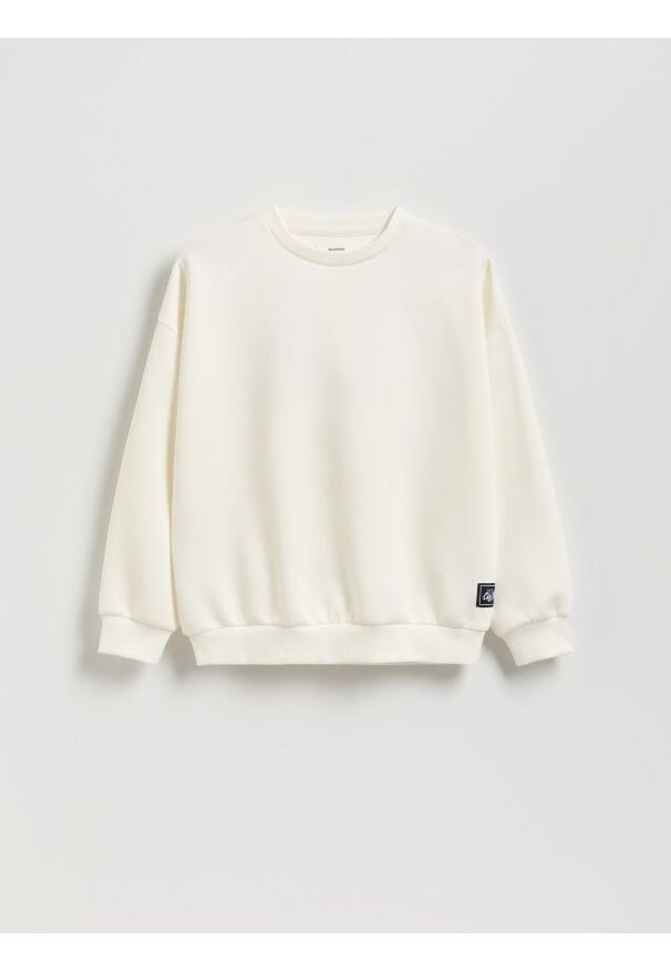 Reserved - Bluza oversize z nadrukiem - złamana biel. Materiał: dzianina. Wzór: nadruk