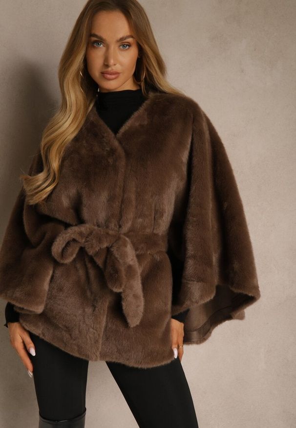 Renee - Brązowe Futerkowe Ponczo Ozdobione Paskiem Monareva. Okazja: na co dzień. Kolor: brązowy. Materiał: jeans. Wzór: aplikacja. Styl: casual, elegancki