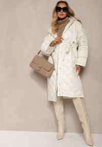Renee - Jasnobeżowa Długa Kurtka z Kapturem i Paskiem w Talii Zdobiona Pikowanymi Przeszyciami Nikilya. Okazja: na co dzień. Typ kołnierza: kaptur. Kolor: beżowy. Materiał: jeans, materiał. Długość: długie. Wzór: aplikacja. Styl: elegancki, casual, klasyczny #3