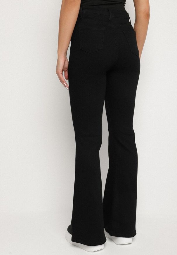 Born2be - Czarne Jeansy Dzwony z Regularnym Stanem Sarkke. Okazja: na co dzień, na spacer. Kolor: czarny. Styl: casual, elegancki, klasyczny