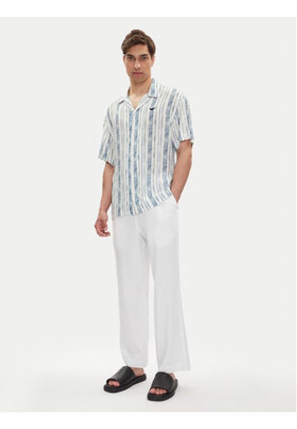 Emporio Armani Koszula EM000593 AF12351 F0027 Błękitny Regular Fit. Kolor: niebieski. Materiał: wiskoza