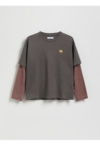 Reserved - Bawełniana bluzka z naszywką - ciemnoszary. Kolor: szary. Materiał: bawełna. Wzór: aplikacja #1