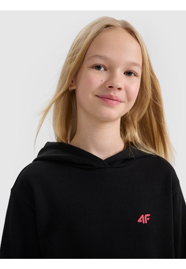 4f - 4F Bluza dresowa nierozpinana z kapturem dziewczęca - czarna 128 (7-8 lat). Okazja: na co dzień. Typ kołnierza: kaptur. Kolor: czarny. Materiał: dresówka. Wzór: gładki, ze splotem. Sezon: lato. Styl: casual, sportowy