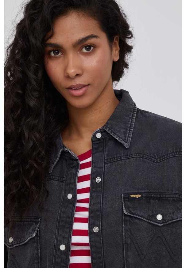 Wrangler koszula jeansowa damska kolor szary relaxed z kołnierzykiem klasycznym. Typ kołnierza: kołnierzyk klasyczny. Kolor: szary. Materiał: jeans. Długość rękawa: długi rękaw. Długość: długie. Wzór: gładki. Styl: klasyczny