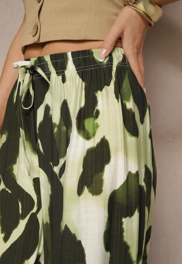Renee - Jasnozielone Szerokie Spodnie High Waist z Wiskozą w Panterkowy Wzór Zeviera. Okazja: na co dzień. Stan: podwyższony. Kolor: zielony. Materiał: wiskoza. Styl: elegancki, casual