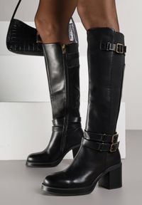 Born2be - Czarne Kozaki na Słupku Zdobione Paskami z Klamrami i Elastyczną Wstawką Unelisa. Okazja: do pracy, na co dzień, na spotkanie biznesowe. Zapięcie: klamry. Kolor: czarny. Materiał: jeans. Wzór: aplikacja. Obcas: na słupku. Styl: casual, elegancki, biznesowy. Wysokość obcasa: średni #7