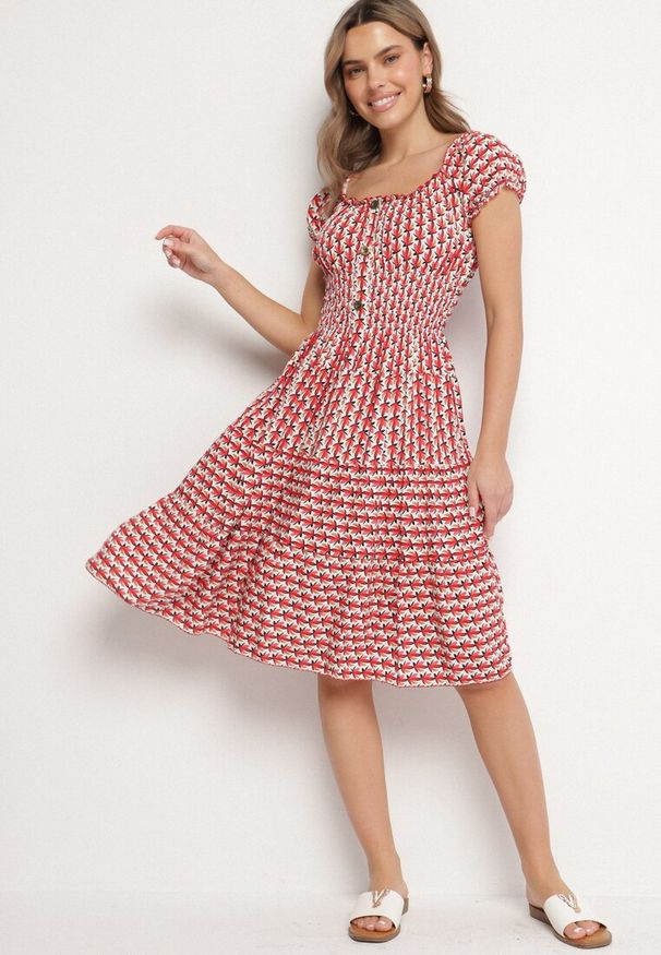 Born2be - Czerwona Sukienka z Bawełny Ozdobiona Guzikami i Bufiastymi Rękawami Ronaria. Okazja: na co dzień. Kolor: czerwony. Materiał: bawełna. Wzór: aplikacja. Sezon: wiosna, lato. Typ sukienki: sportowe. Styl: casual, klasyczny, sportowy