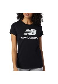 Koszulka New Balance WT91546BK - czarna. Kolor: czarny. Materiał: materiał, bawełna. Długość rękawa: krótki rękaw. Długość: krótkie. Wzór: aplikacja