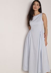 Born2be - Jasnoniebieska Sukienka Bawełniana o Rozkloszowanym Fasonie z Dekoltem Łódką i Kieszeniami Elenira. Typ kołnierza: dekolt w łódkę. Kolor: niebieski. Materiał: bawełna. Typ sukienki: rozkloszowane. Styl: elegancki #4