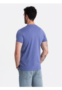 Ombre Clothing - Bawełniana klasyczna męska koszulka z dekoltem w serek BASIC – fioletowa V12 OM-TSBS-0145 - XXL. Typ kołnierza: dekolt w serek. Kolor: fioletowy. Materiał: bawełna. Wzór: jednolity, ze splotem. Styl: klasyczny #7