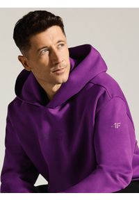 4f - Bluza dresowa oversize z kapturem męska 4F x Robert Lewandowski - fioletowa. Typ kołnierza: kaptur. Kolor: fioletowy. Materiał: dresówka. Wzór: gładki, nadruk, ze splotem. Styl: klasyczny