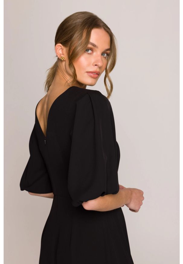 Stylove - Elegancka sukienka koktajlowa z bufiastymi rękawami czarna. Okazja: na wesele, na imprezę, na ślub cywilny. Kolor: czarny. Materiał: materiał, elastan. Długość rękawa: krótki rękaw. Sezon: lato. Typ sukienki: rozkloszowane. Styl: elegancki, wizytowy. Długość: midi