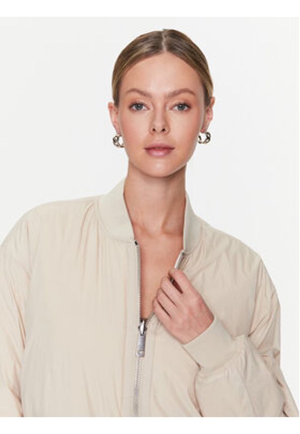 Calvin Klein Kurtka bomber Light Paded Quilt Bomber Jacket K20K205178 Écru Regular Fit. Materiał: syntetyk