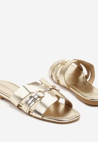 Born2be - Złote Klapki z Metaliczną Klamrą Addbina. Okazja: na co dzień. Kolor: złoty. Wzór: aplikacja. Sezon: lato. Styl: klasyczny, elegancki, casual #5