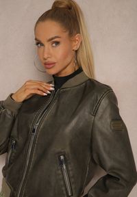 Renee - Ciemnozielona Kurtka o Kroju Bomberki z Ekoskóry ze Ściągaczami i Kieszeniami Laonikas. Kolor: zielony
