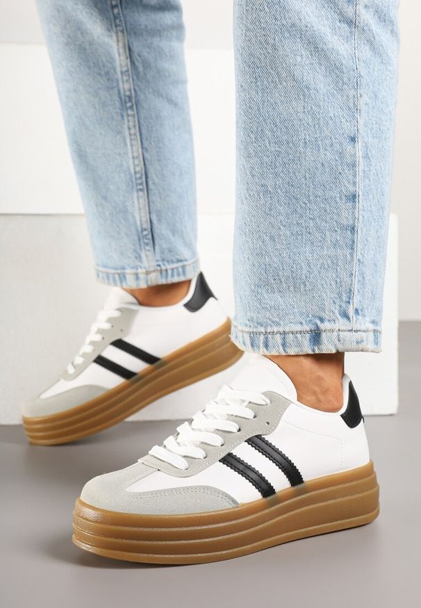 Renee - Biało-Czarne Sneakersy w Stylu Tenisówki z Paskami Hirnelia. Okazja: na co dzień. Zapięcie: pasek. Kolor: biały. Materiał: jeans