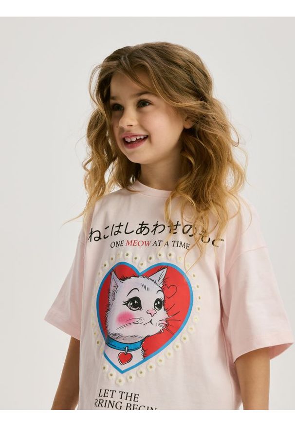 Reserved - Luźny t-shirt z nadrukiem - pastelowy róż. Kolor: różowy. Materiał: bawełna. Wzór: nadruk