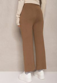 Renee - Jasnobrązowe Spodnie o Szerokim Kroju High Waist z Cyrkoniami i Gumką w Pasie Loreitha. Okazja: na co dzień. Stan: podwyższony. Kolor: beżowy. Materiał: satyna, zamsz. Wzór: aplikacja. Styl: casual