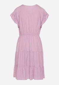 Born2be - Fioletowa Sukienka z Gumką w Pasie Ozdobiona Falbanką i Wiązana Materiałowym Paskiem Tiamalou. Typ kołnierza: dekolt w łódkę. Kolor: fioletowy. Materiał: materiał. Długość rękawa: krótki rękaw. Wzór: aplikacja #7